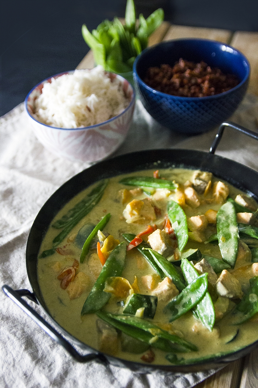 Curry - losos, kokosové mléko, hráškové lusky 